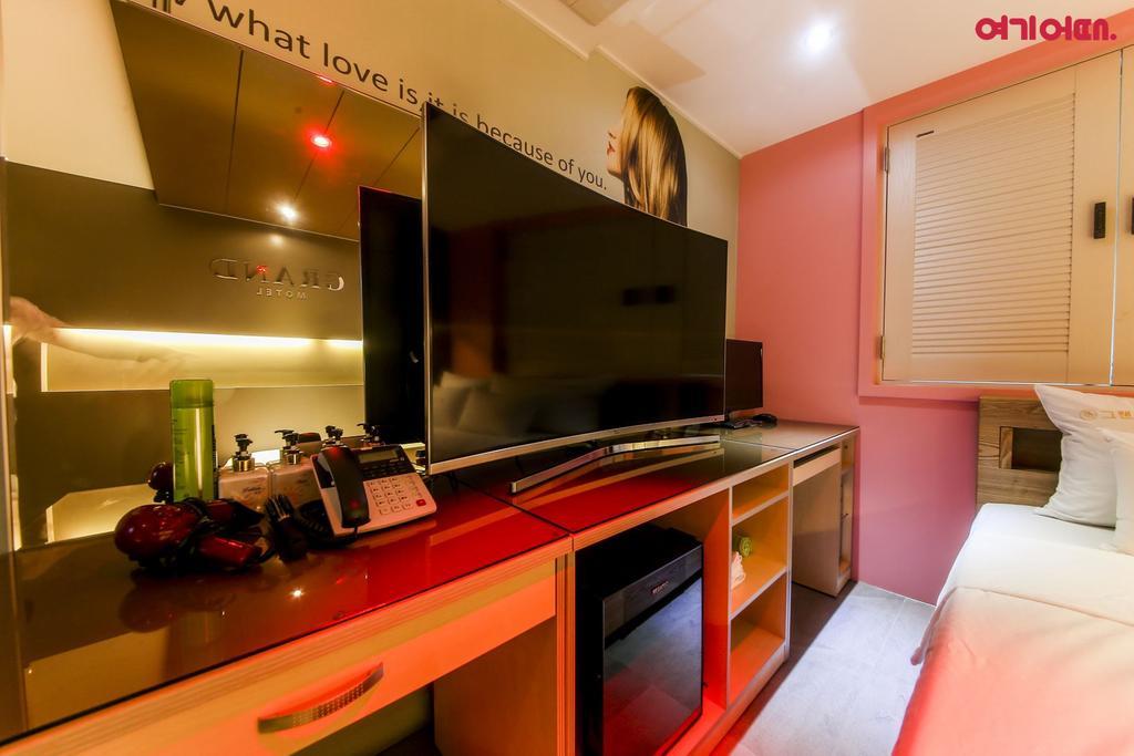 Goodstay Grand Motel Chuncheon Exteriör bild